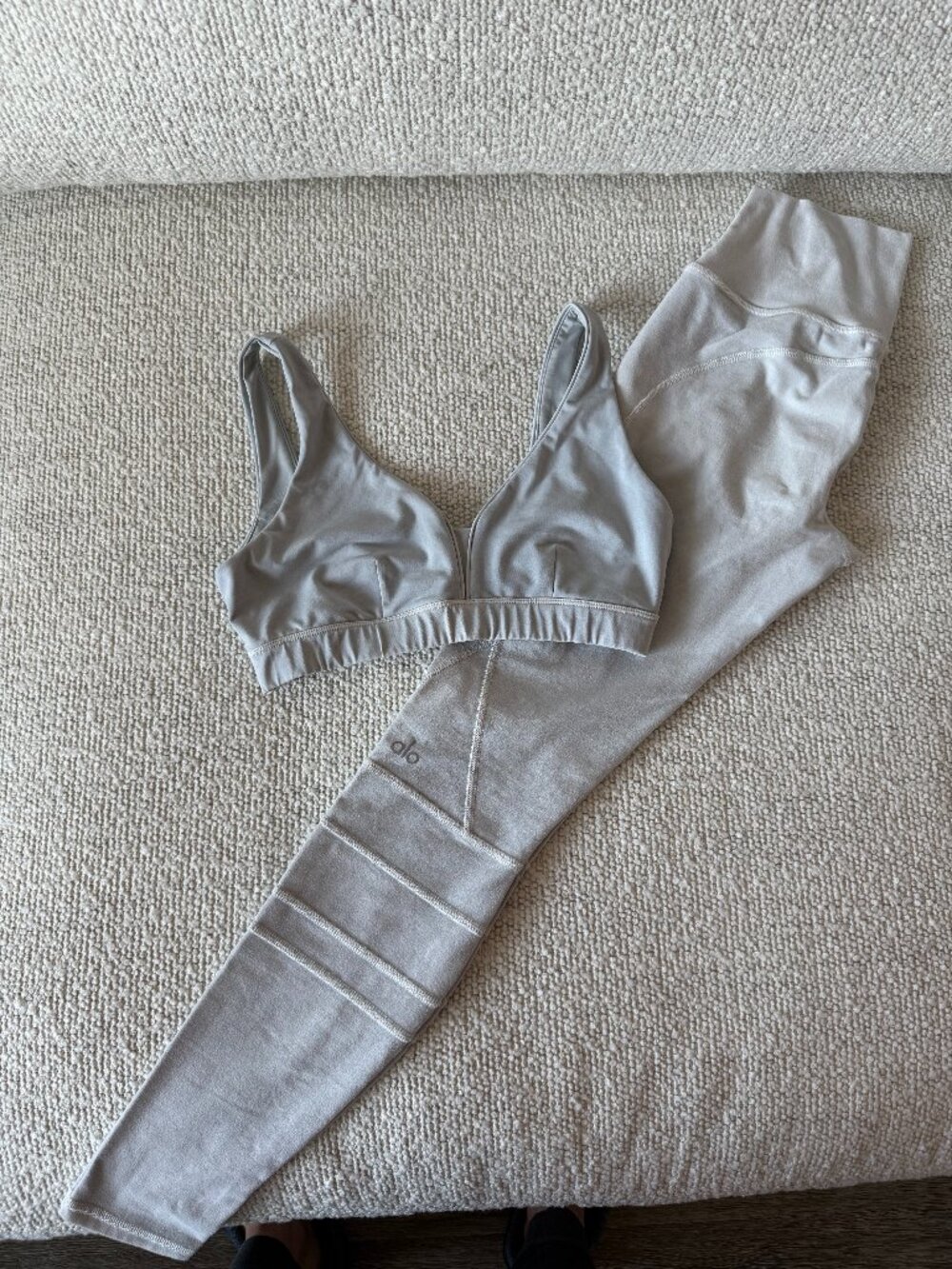ALO Yoga Chalk Wash - Sueded Momentum Legging + Vivid Bra